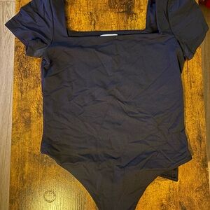 EUC Aritzia Babaton Square Neck Short Sleeve Bodysuit Size L in Black